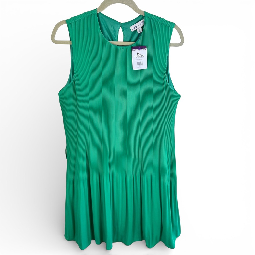 NWT She + Sky Boutique Green Pleated Sleeveless Keyhole Back Mini Dress Womens L